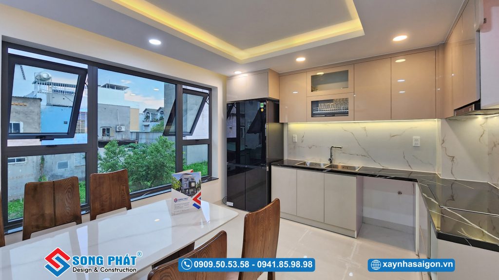 Không gian bếp được thiết kế mở mang đến sự thoáng đạt, rộng rãi
