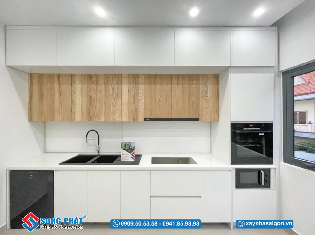 Tone trắng kết hợp gỗ nâu tạo không gian bếp đẹp theo phong cách tinh tế