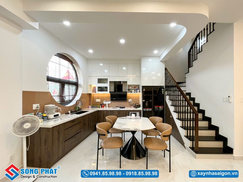 Hệ LED kết hợp cửa sổ lớn mang đến không gian thoáng đạt cho khu vực bếp ăn