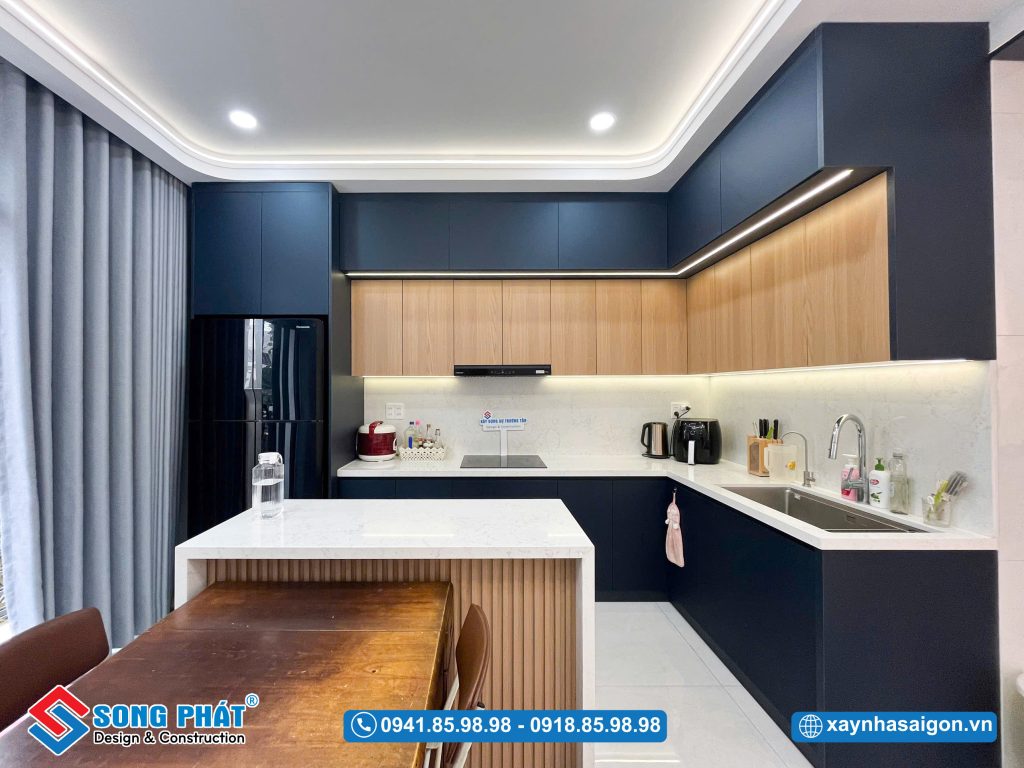 Tone xanh than mang đến vẻ đẹp hiện đại cho không gian bếp