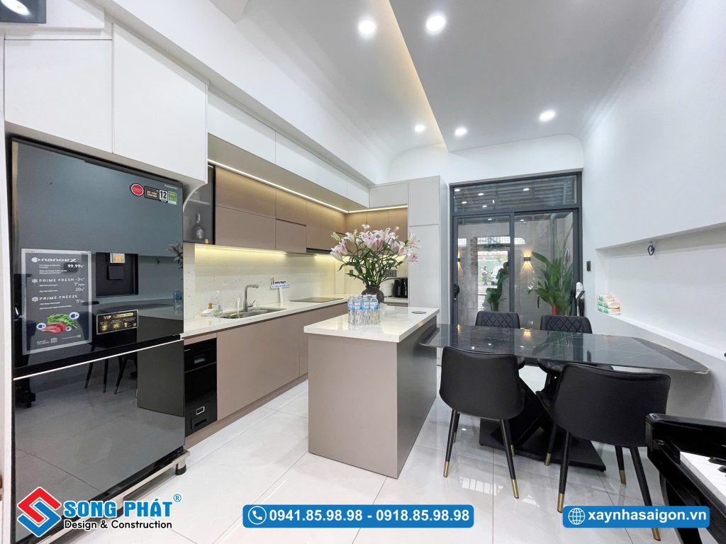 Không gian bếp bố trí bàn đảo tiện nghi cho sinh hoạt