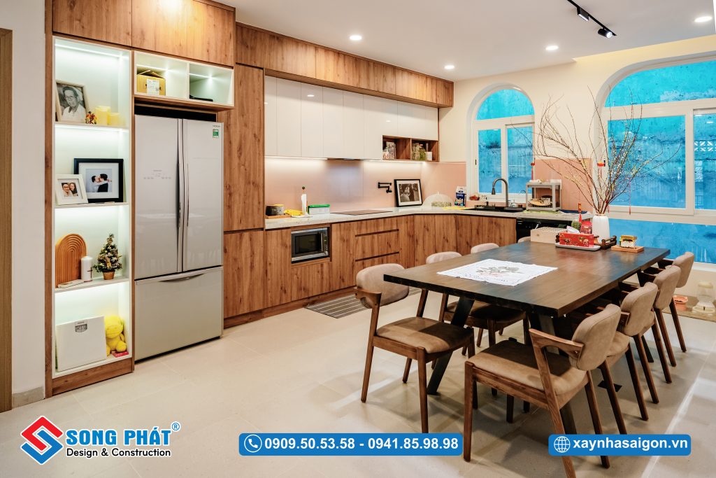 Hệ cửa kính lớn kết hợp diện tích rộng rãi tạo nên một không gian bếp đẹp, thoáng đạt