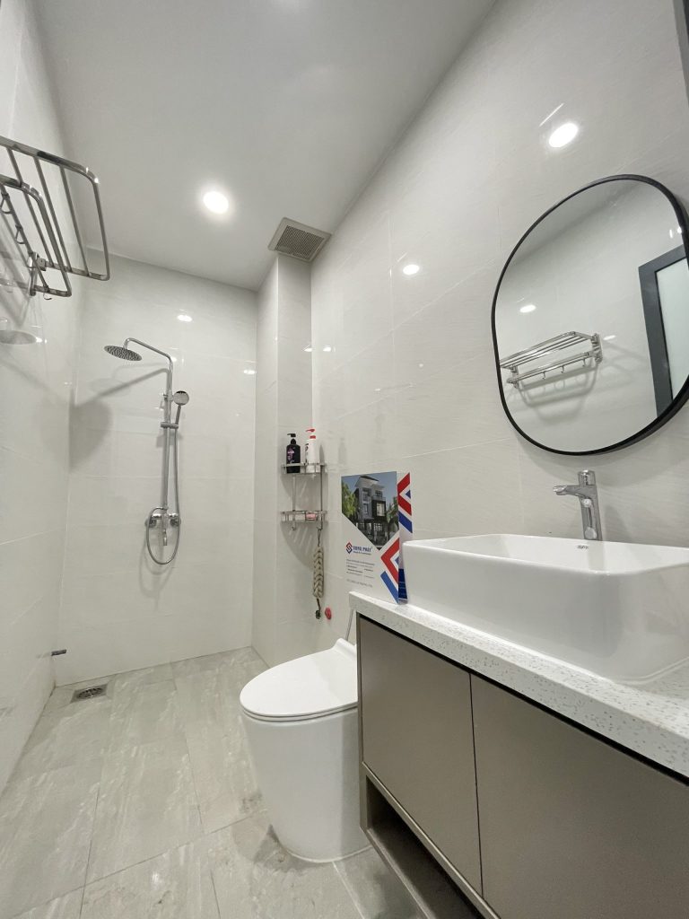 Mẫu phòng tắm với gạch ốp kem swuxa mang đến một không gian sang trọng