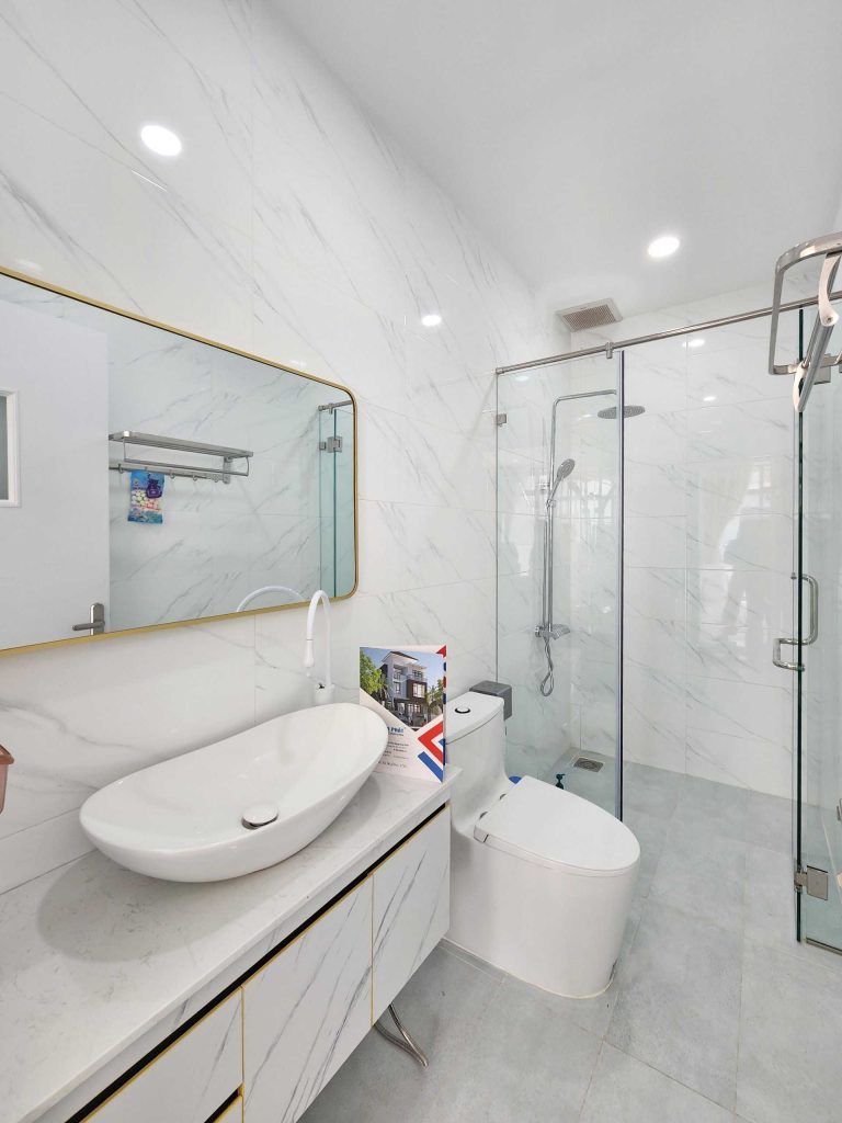 Gương treo tường hiện đại kết hợp cùng lavabo trắng đồng bộ mang đến một vẻ đẹp trang nhã