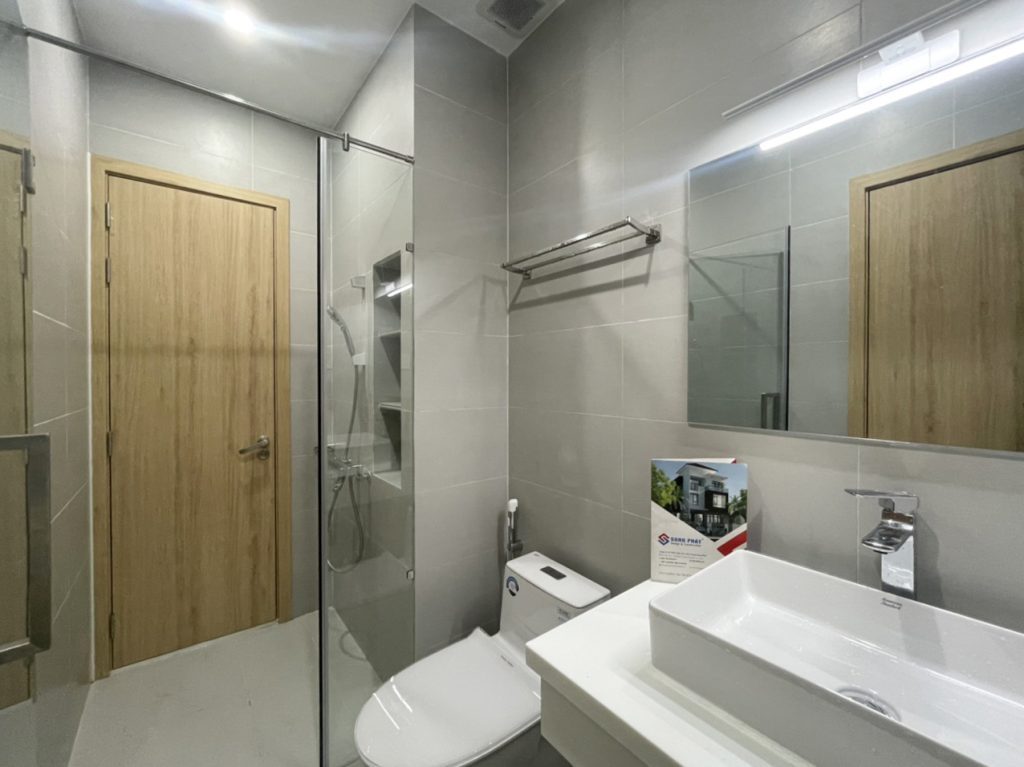 Phòng tắm với màu sắc tối giản kết hợp tone gỗ nhẹ nhàng