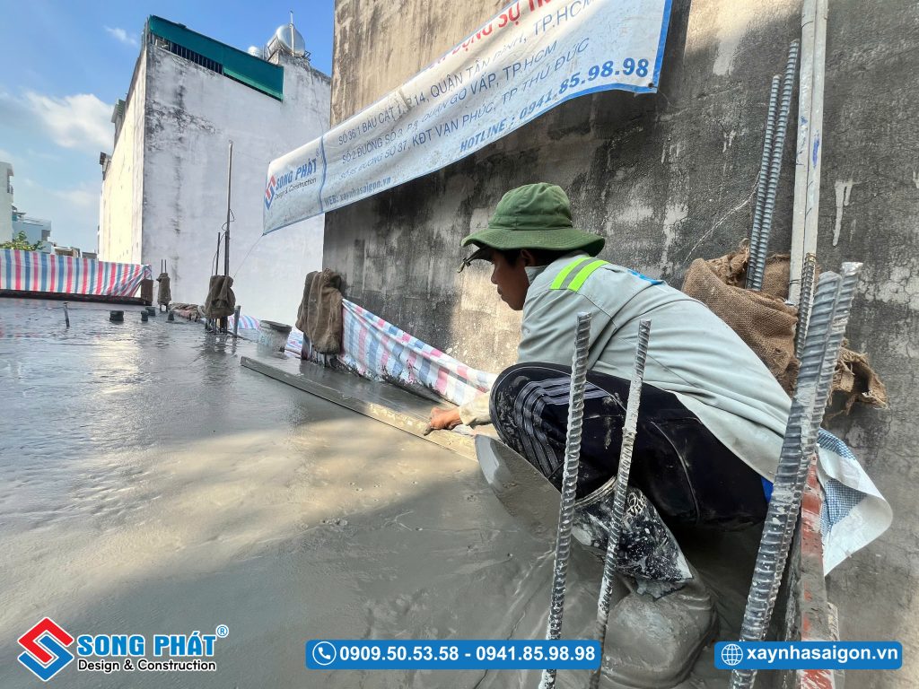 Đổ bê tông sàn bằng bê tông tay thủ công.