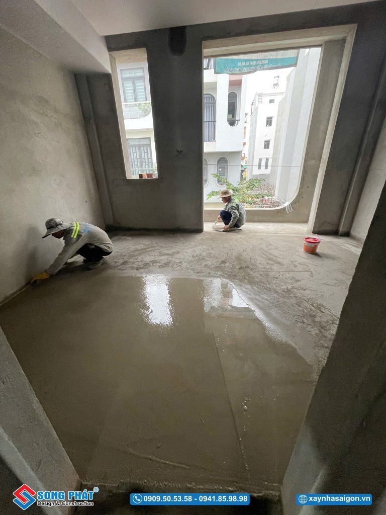 Song Phát thi công cán nền trước khi lát gạch