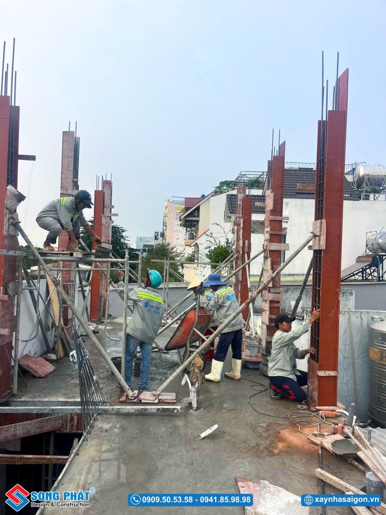 Thi công coffa cột với cấu kiện thép đóng ván khuôn bao quanh và đổ bê tông vào bên trong khi đủ thời gian sẽ tháo ván khuôn hoàn thành quá trình đóng cột nhà.