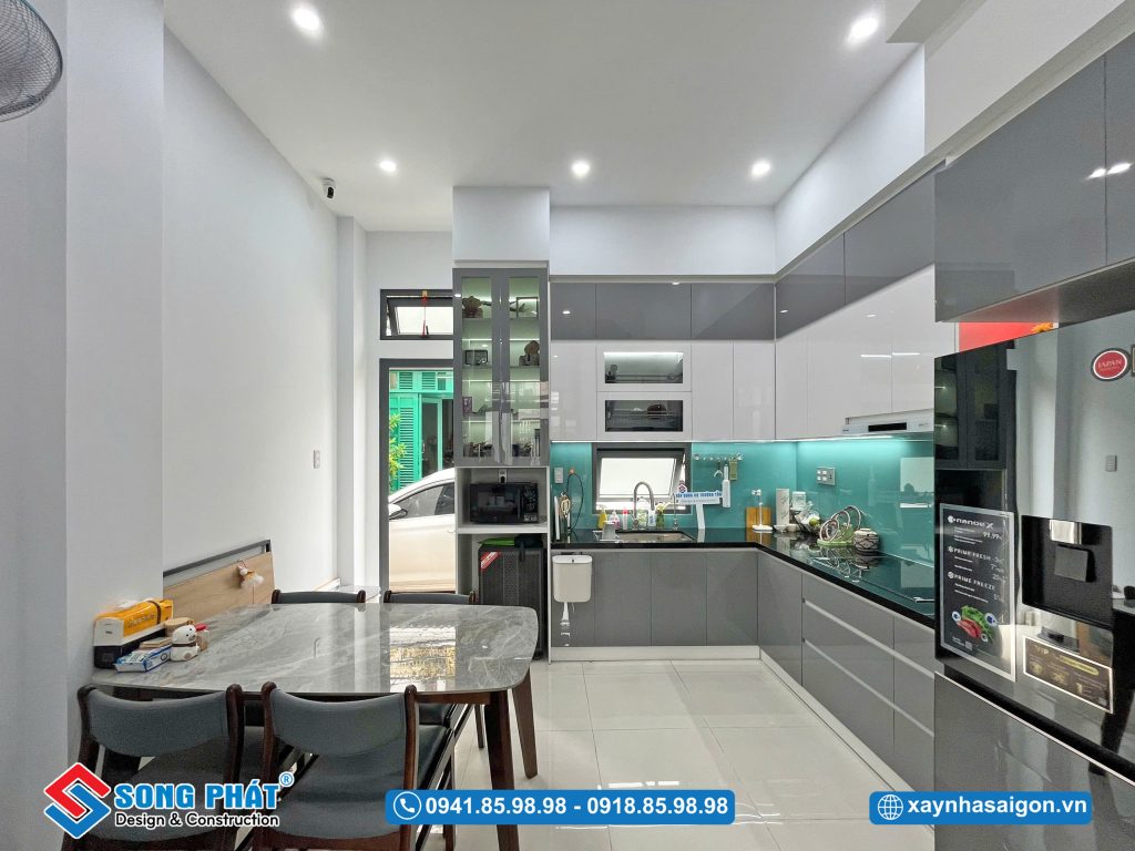 Không gian bếp hiện đại, tiện nghi với tông xám – trắng sang trọng.