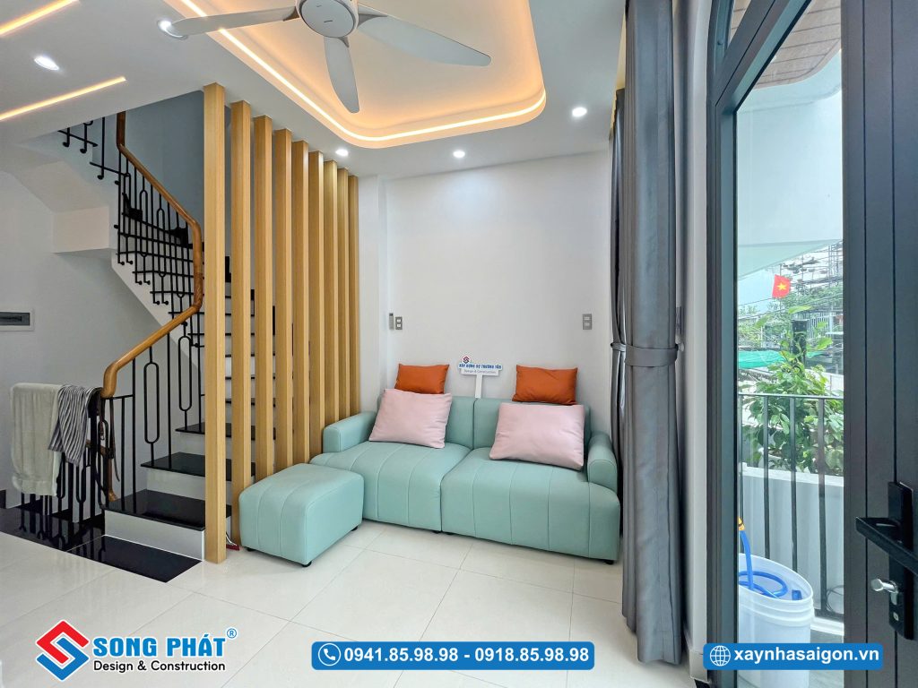 Không gian tiếp khách hiện đại, tận dụng ánh sáng tự nhiên từ ban công.