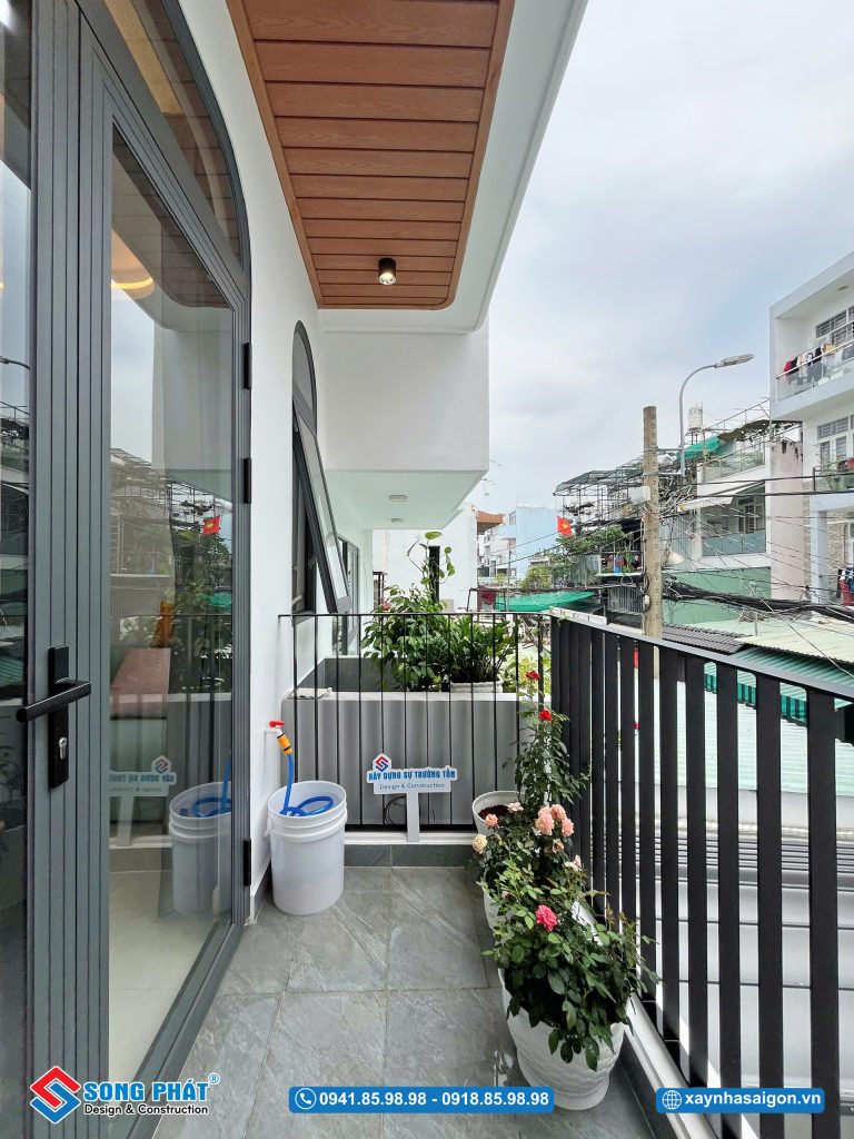 Ban công nhỏ xinh với chậu cây xanh mang lại không gian thư giãn thoáng mát.