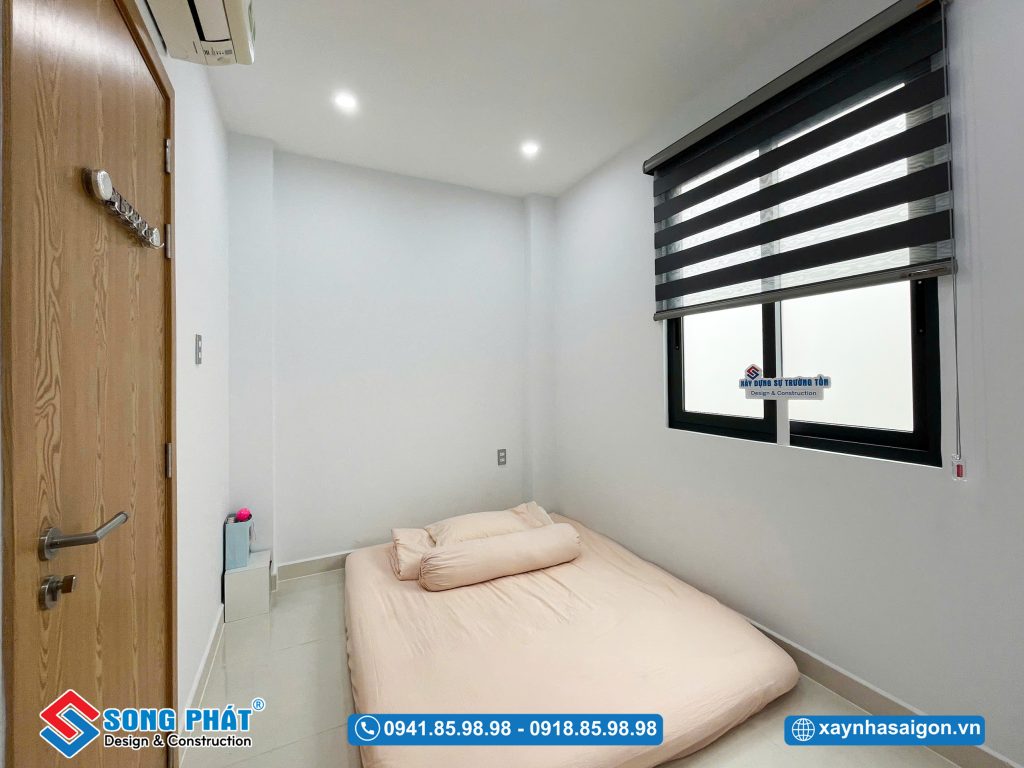 Phòng ngủ gọn gàng, tận dụng ánh sáng tự nhiên cửa sổ mang lại sự thông thoáng.