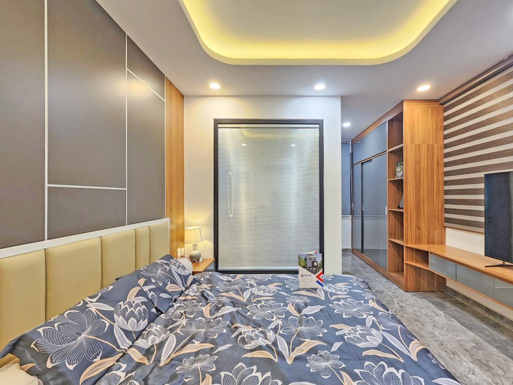 Phòng ngủ được trang bị đầy đủ vật dụng tiện nghi