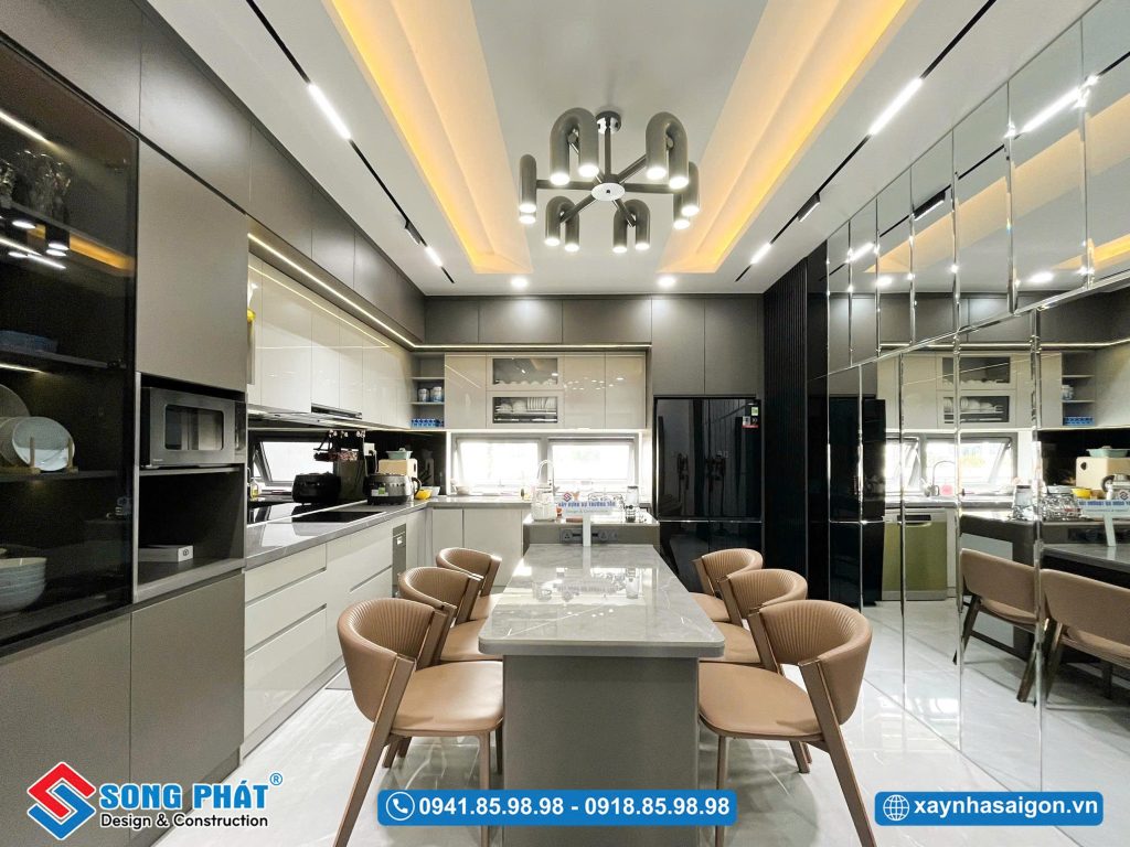 Không gian bếp ăn được bố trí gọn gàng, ưu tiên sự tiện nghi trong sinh hoạt hằng ngày.