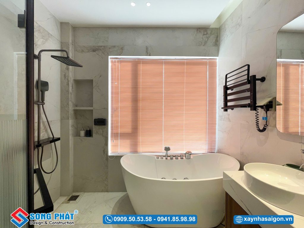 Phòng tắm nổi bật với rèm sáo kết hợp tường ốp gạch đá vân mây