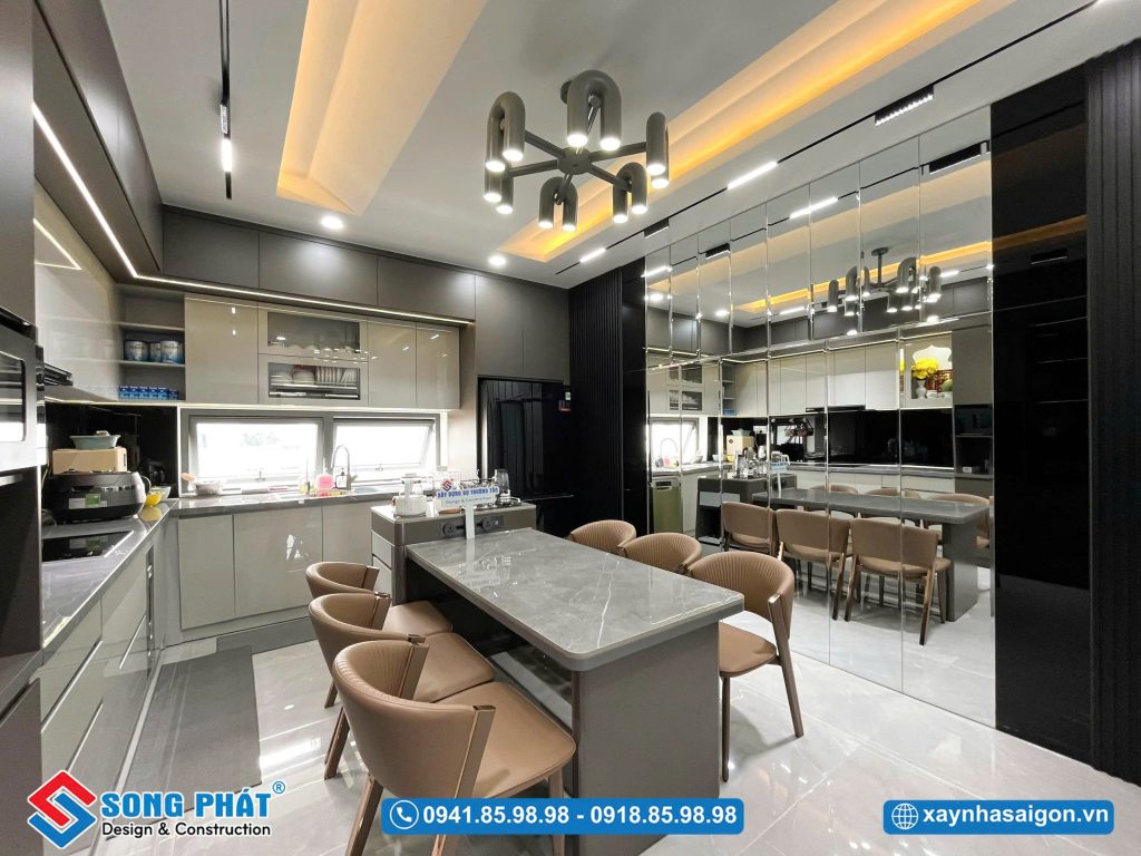 Ánh sáng tự nhiên và ánh sáng đèn được kết hợp hài hòa, tạo cảm giác ấm cúng.