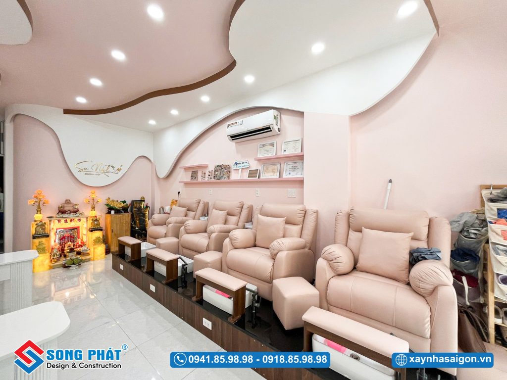 Không gian tone hồng pastel nhẹ nhàng, tạo cảm giác thư giãn, tinh tế và phù hợp trải nghiệm làm đẹp thoải mái