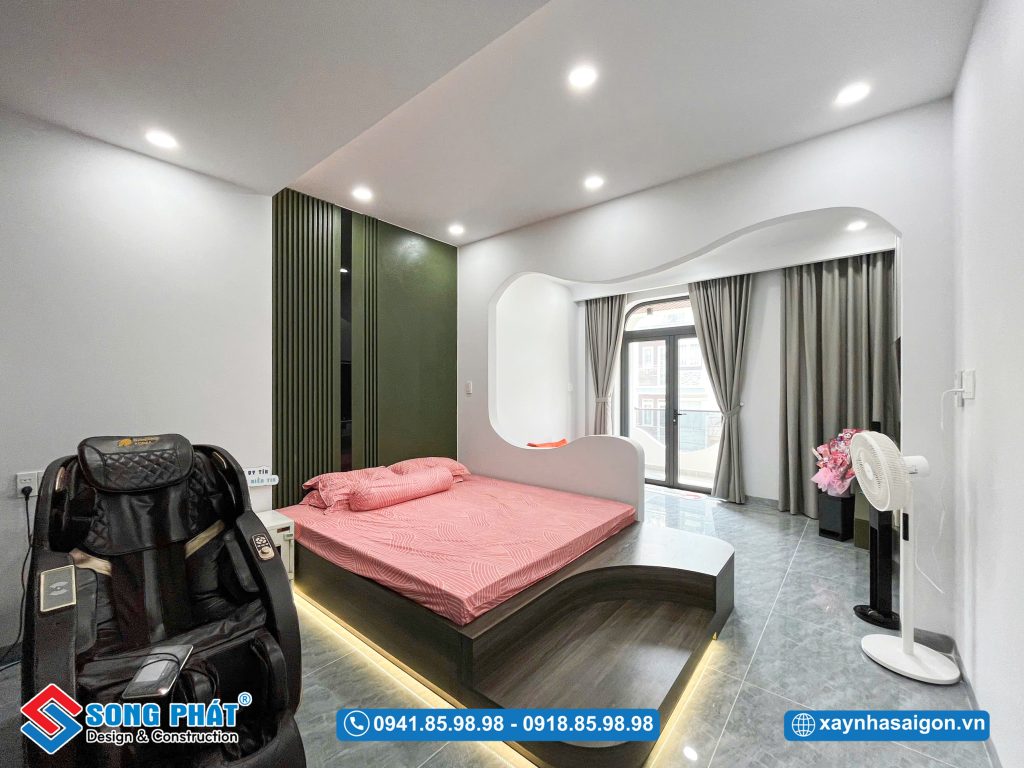 Góc nhìn hướng ra cửa ban công, tận dụng tối đa ánh sáng tự nhiên, mang lại không gian thoáng đãng và dễ chịu.