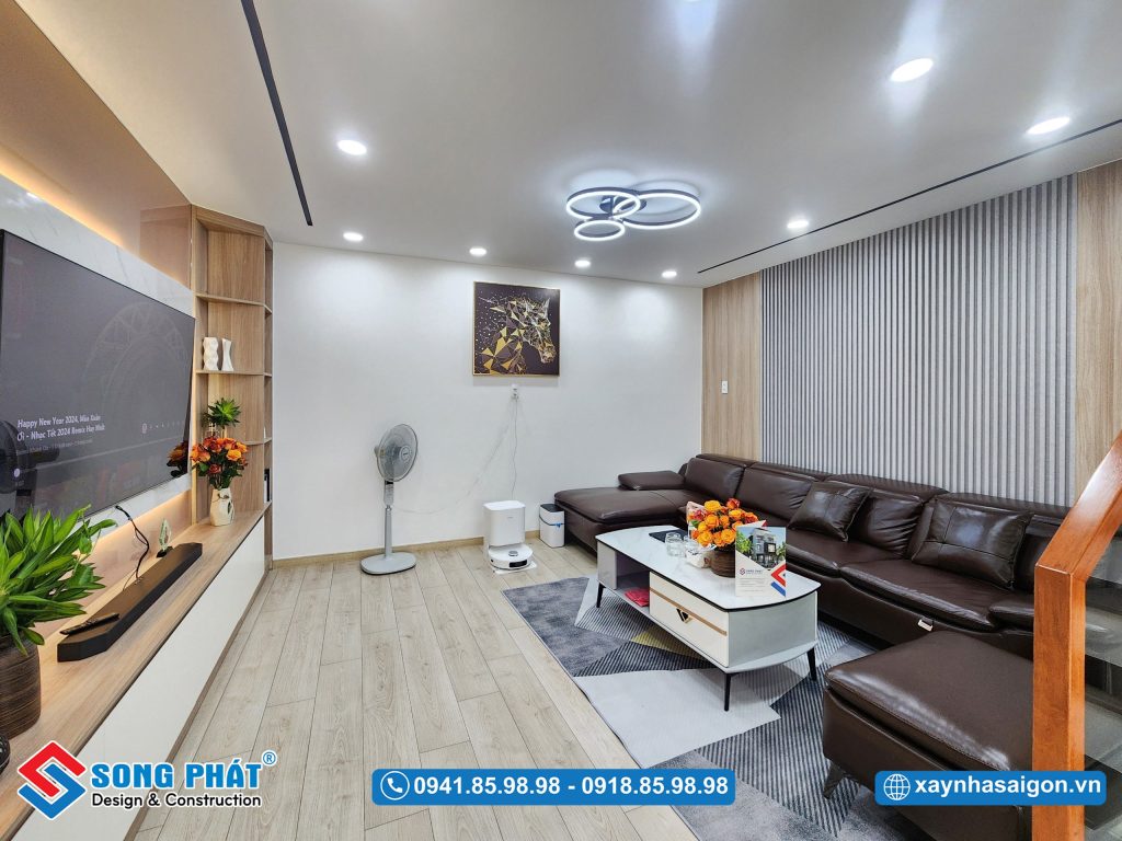 Không gian phòng khách rộng rãi, ấn tượng với vách PVC trang trí tinh tế