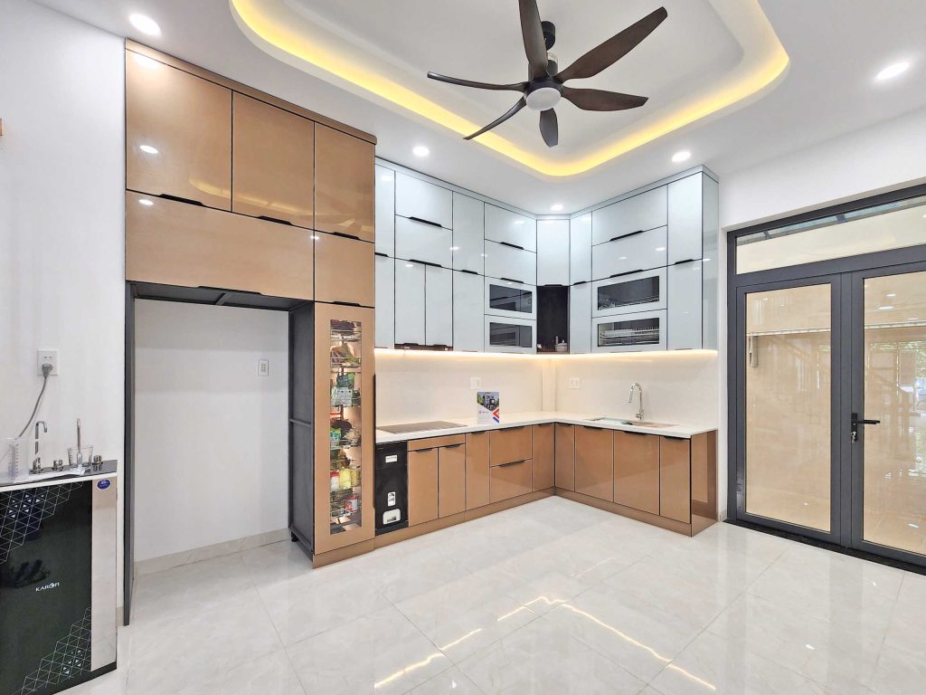 Tủ bếp kịch trần với 2 màu sắc trắng vàng ấm áp.