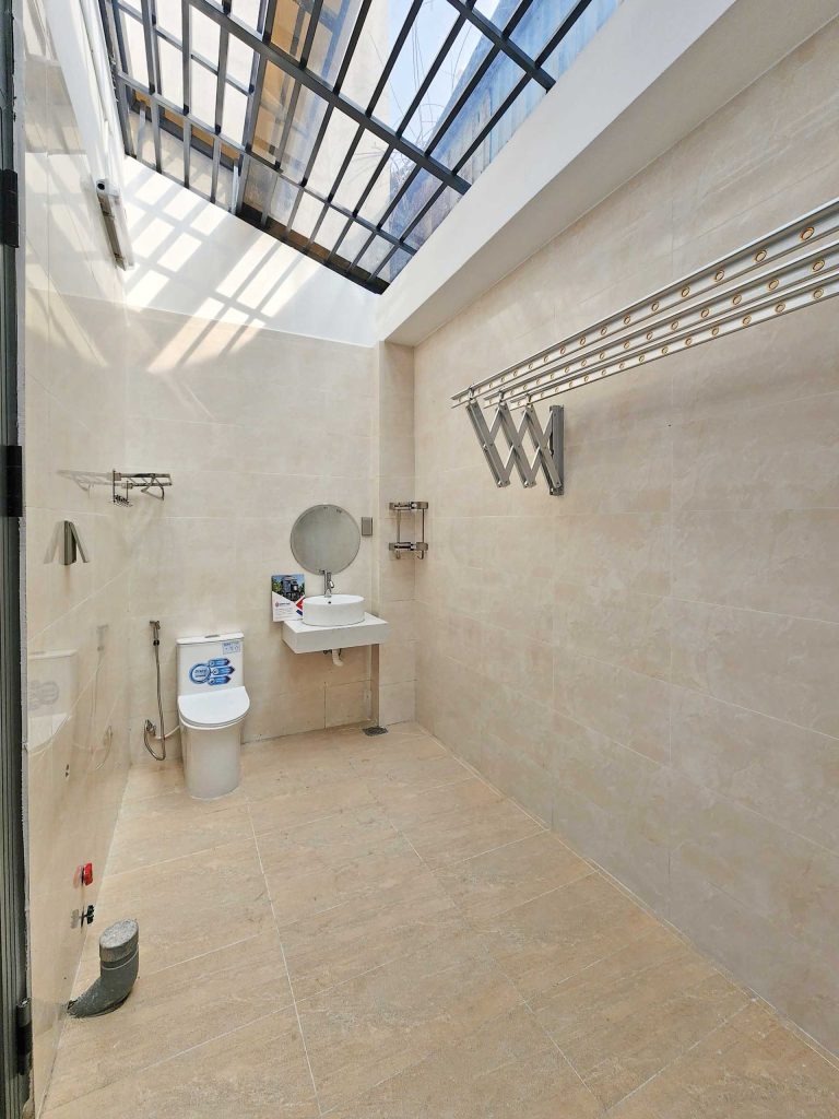 Sân sau chừa 2m theo quy định về mật độ xây dựng.