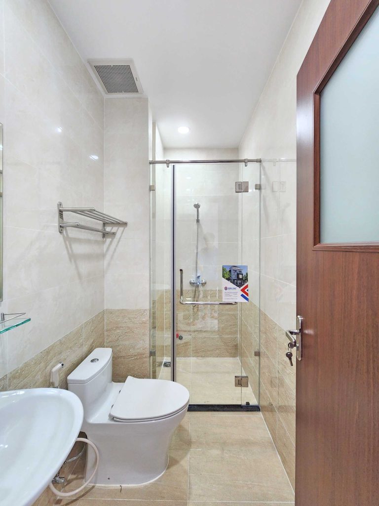 Nhà vệ sinh bên trong phòng ngủ phía sau lầu 1.