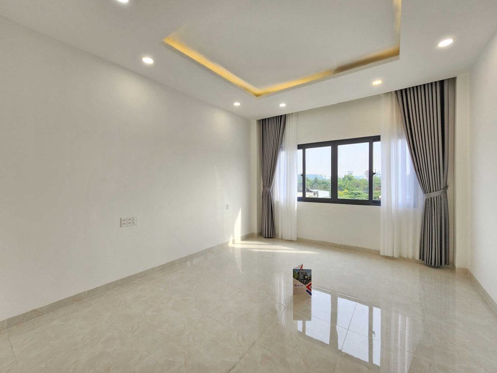 Đảm bảo ánh sáng tự nhiên cho phòng ngủ phía sau nhờ cửa sổ lùa 4 cánh lớn.