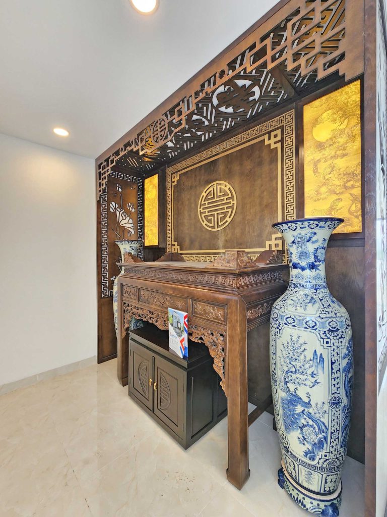 Tủ thờ được thi công tỉ mỉ với từng đường nét hoa văn độc đáo.