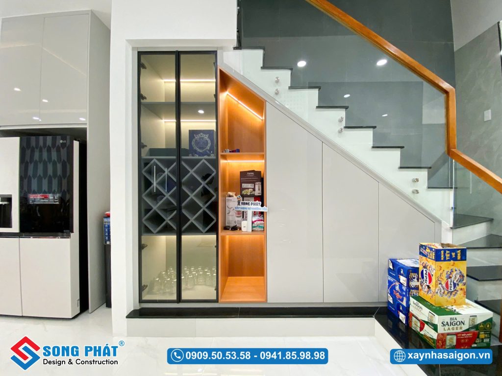 Tận dụng chân cầu thang làm tủ trang trí