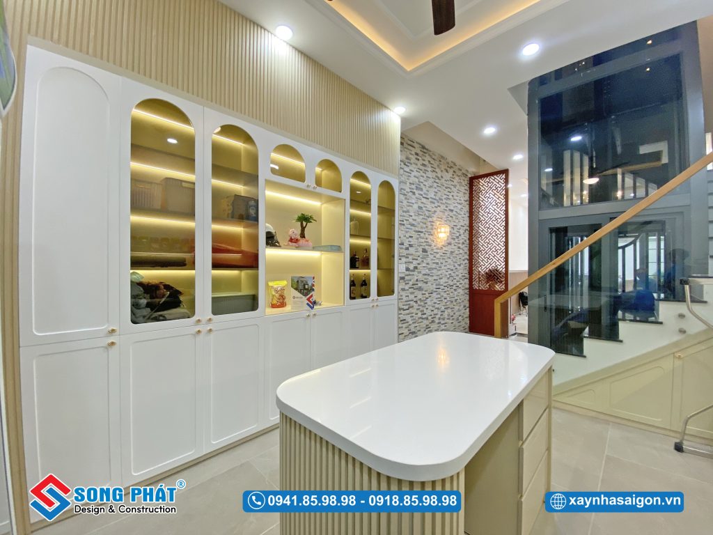 Không gian bếp ở tầng trệt được thiết kế riêng để phục vụ sở thích làm bánh của chị