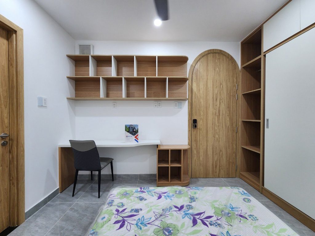 Không gian phòng ngủ đầy đủ nội thất tiện nghi cho bé gái. 