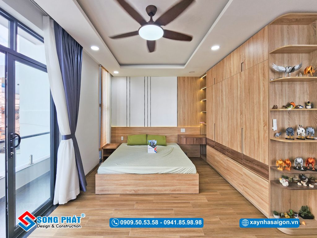 Phòng ngủ sáng thoáng nhờ hệ cửa kính lớn ra ban công
