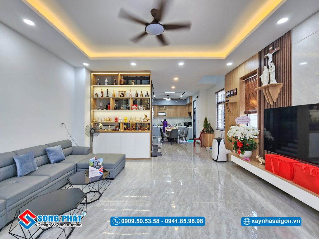 Phòng khách bố trí đầy đủ các vật dụng tiện nghi trong sinh hoạt hằng ngày