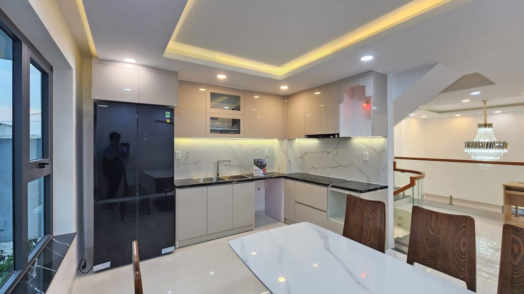 Nhà bếp được thiết kế ở tầng lửng cực kỳ thoáng sáng