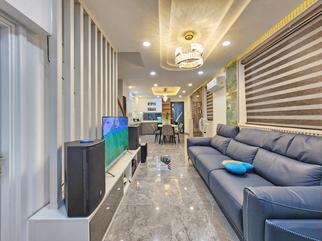 Không gian được mở rộng hơn nhờ thiết kế thông nhau giữa phòng khách và bếp ăn
