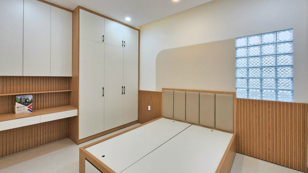 Tone màu gỗ của nội thất tạo cảm giác mộc mạc, dung dị nhưng ẩn chứa trong đó là nét sang trọng, lịch lãm và đầy tinh tế