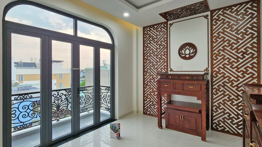 Thiết kế nội thất phòng thờ bằng gỗ mang lại một bầu không khí trang nghiêm, tĩnh lặng