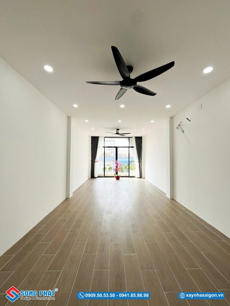 Không gian phòng tập yoga rộng rãi với hệ cửa kính lấy sáng lớn