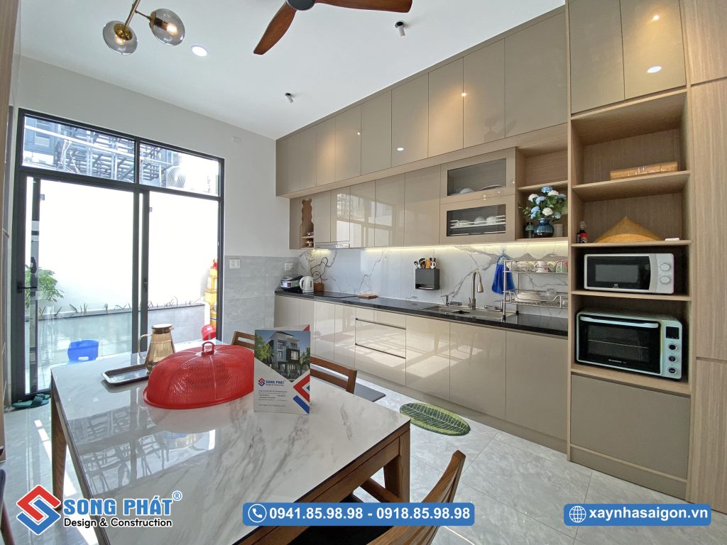 Thiết kế bếp chữ I cao kịch trần hiện đại