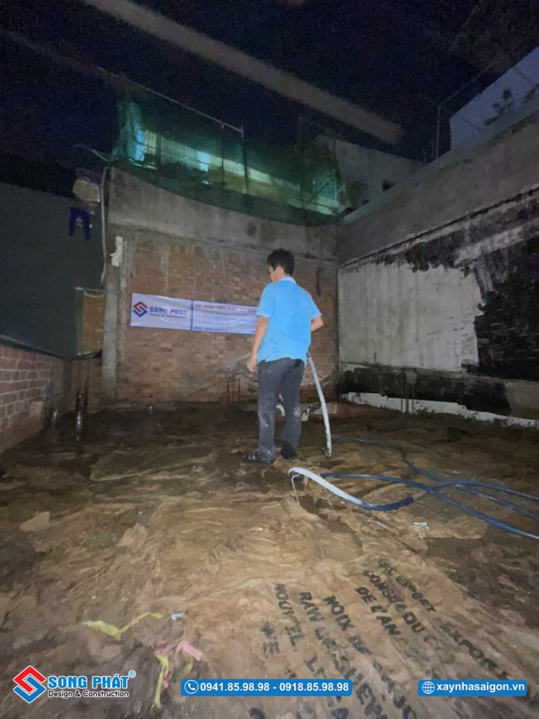 12/01/2024 Công tác tưới ẩm, bảo dưỡng bê tông bằng bao bố