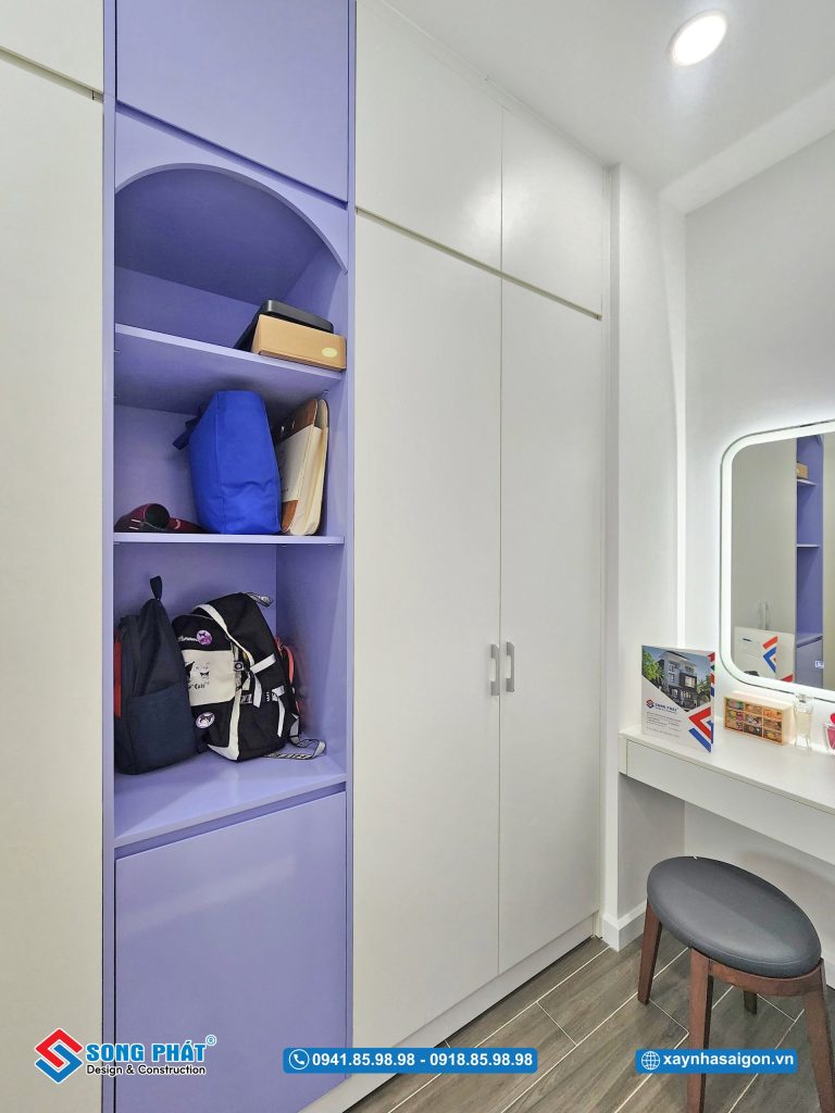 Không gian phòng thay đồ được bố trí tủ quần áo và bàn trang điểm tiện lợi