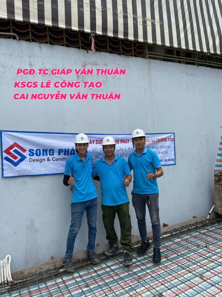 PGĐ TC Giáp Văn Thuận, KSGS Lê Công Tạo, Cai Nguyễn Văn Thuận có mặt kiểm tra và giám sát quá trình thi công