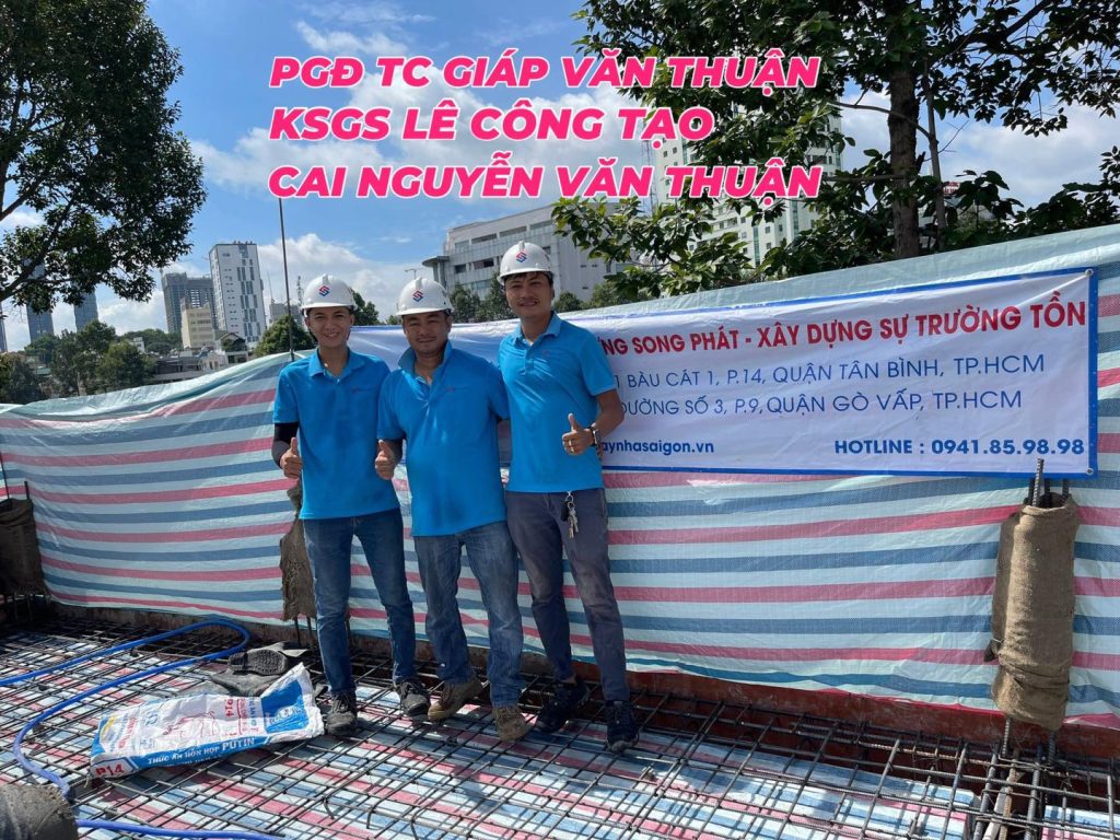 PGĐ TC Giáp Văn Thuận, KSGS Lê Công Tạo, Cai Nguyễn Văn Thuận có mặt kiểm tra và giám sát quá trình thi công