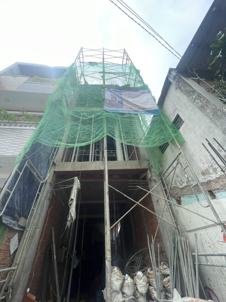 01/10/2023 Mặt tiền công trình trong quá trình thi công