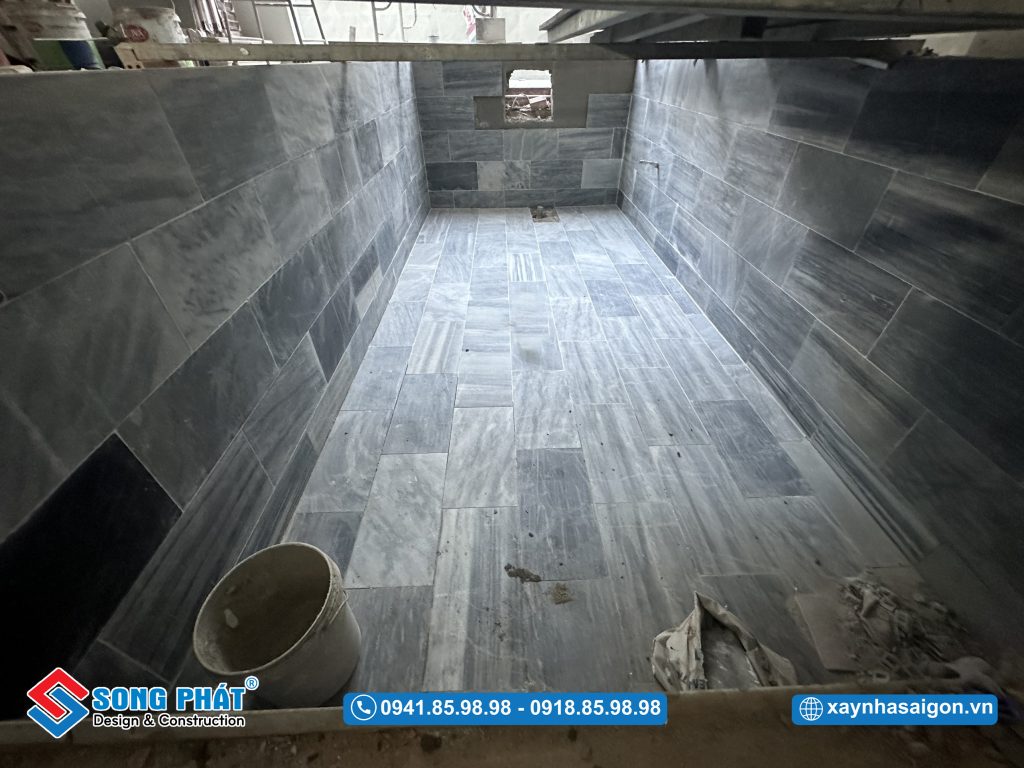 23/12/2023 Ốp tường trang trí hồ bơi