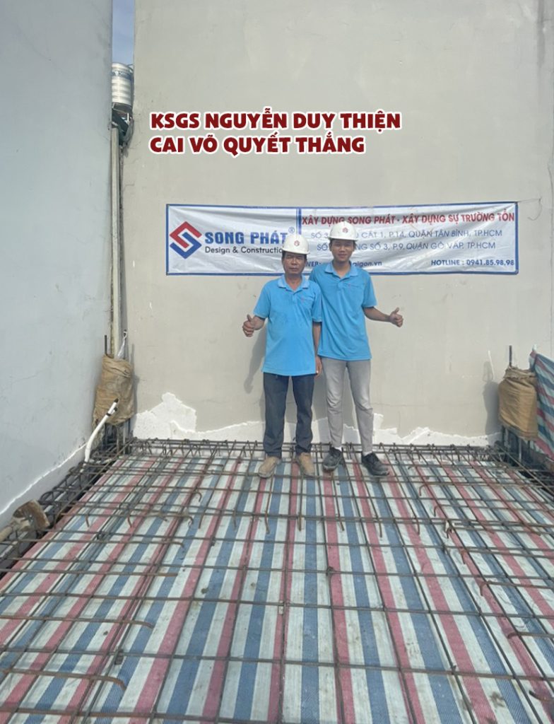 KSGS Nguyễn Duy Thiện, Cai Võ Quyết Thắng có mặt kiểm tra và giám sát quá trình đổ bê tông
