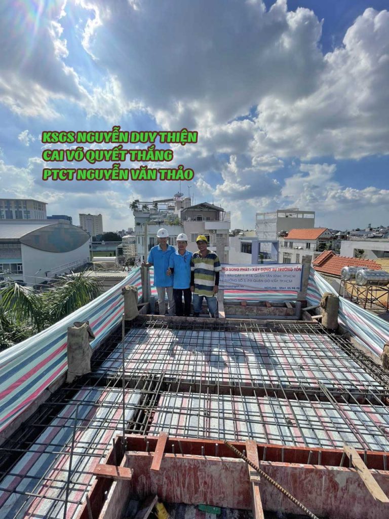 KSGS Nguyễn Duy Thiện, Cai Võ Quyết Thắng, PTCT Nguyễn Văn Thảo có mặt giám sát và kiểm tra quá trình thi công