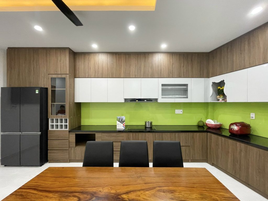 Không gian nội thất phòng bếp với thiết kế hài hòa. 