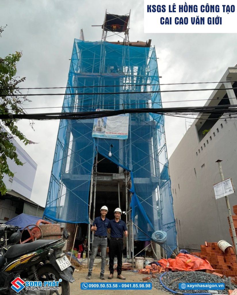 Mặt tiền ngôi nhà trong quá trình thi công 