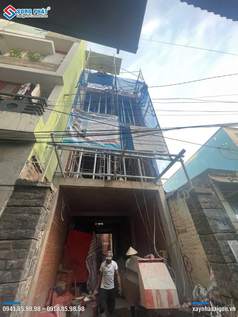 Mặt tiền đang trong quá trình thi công